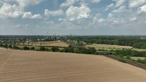 无人机拍摄到一列火车经过德国乡村的麦田