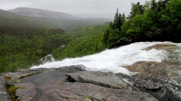 从Valnesforsen瀑布挪威的绿色山