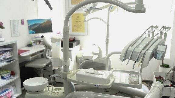 配备牙科设备的现代牙科诊所