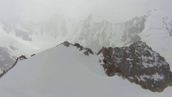 山顶上的登山者天山吉尔吉斯斯坦鸟瞰图