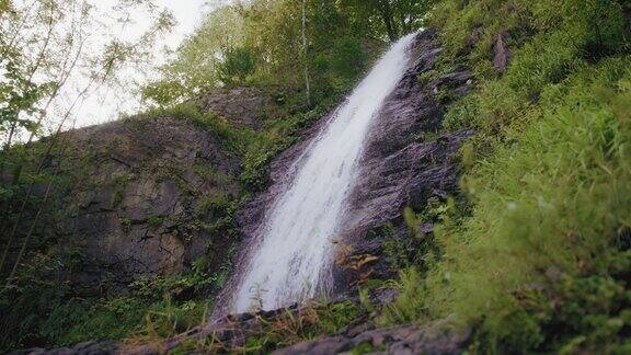 湍急的水流从悬崖上倾泻而下