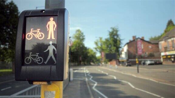 在英国行人和骑自行车的人过马路
