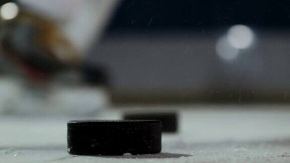 冰上冰球的特写镜头冰球运动员用慢动作击打冰球