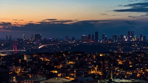 现代土耳其伊斯坦布尔的日落观市中心用现代玻璃幕墙的高层建筑照亮了夜晚的城市