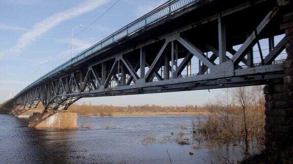 河上的旧桥已被毁情况紧急