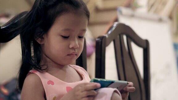 亚洲小女孩玩智能手机