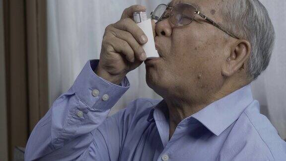 老人使用哮喘吸入器预防慢性疾病长期的肺部炎症问题