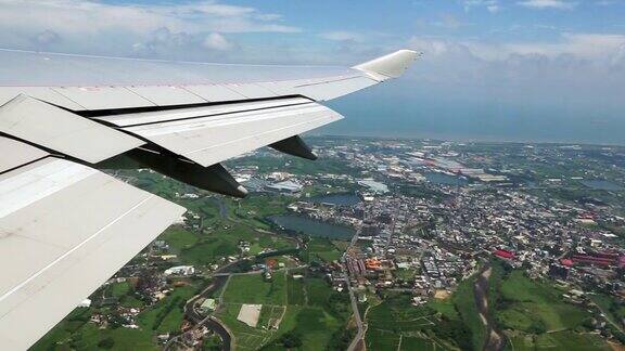 从飞机窗口鸟瞰台湾城市乘飞机旅行