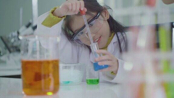 亚洲的孩子在科学实验室里学习在实验中玩得很开心使用干冰与水混合产生冷却蒸汽