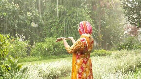 好玩的穆斯林女人享受雨