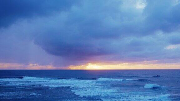 鸟瞰图的海洋在日落