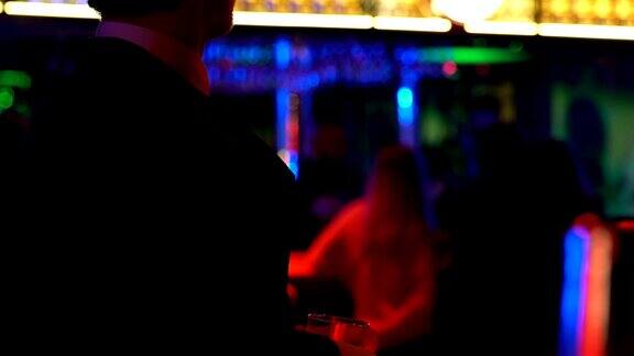 自信的年轻人在夜店喝酒缓解工作后的压力