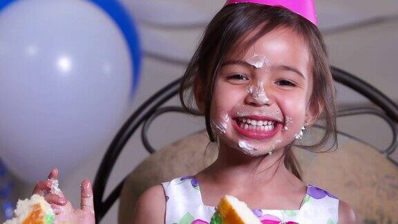 小女孩在生日聚会上玩得很开心