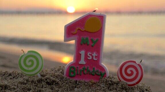 海滩上的一岁生日蜡烛