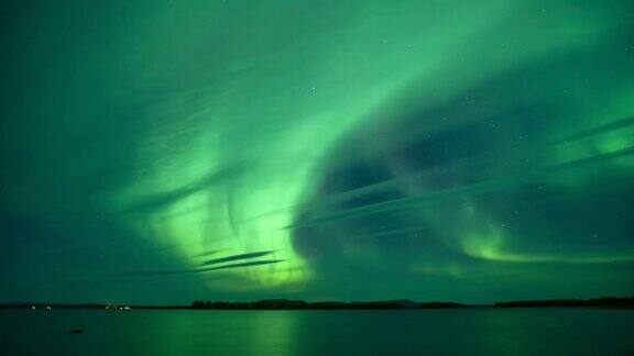 瑞典北部湖泊上的北极光