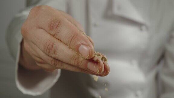 慢镜头:厨师在烹饪时撒上姜粉