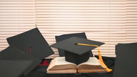 黑色毕业生的帽子和桌子上的书