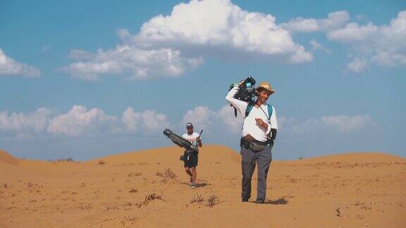 摄制组带着设备穿越沙漠电影制作