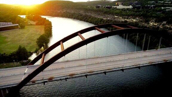 绕着美国德克萨斯州奥斯汀市的彭尼贝克桥旋转