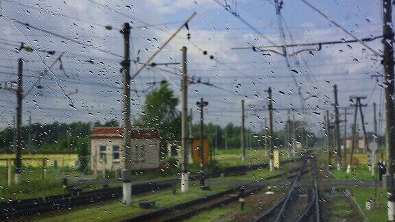 从潮湿的火车车头前窗到铁路的视野