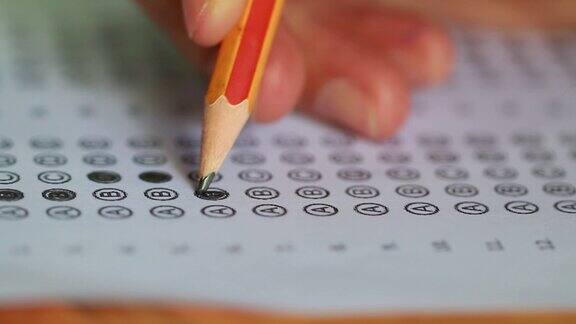 教育学生考试用铅笔画选定多项选择题测验或考试答题纸练习在学校、大学课堂上进行
