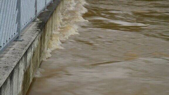 桥下上涨的河水