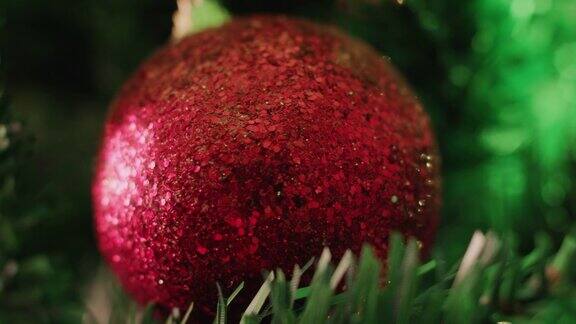 圣诞树上闪闪发光的球