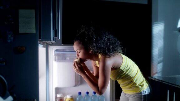 黑人妇女在冰箱里找夜宵