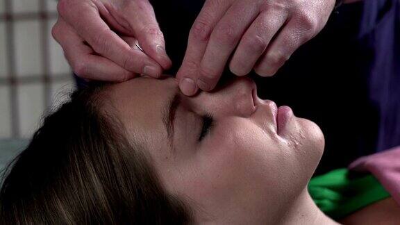 一位正在做面部针灸的妇女