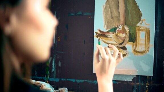 艺术家在她的工作室里用油画颜料在帆布上作画