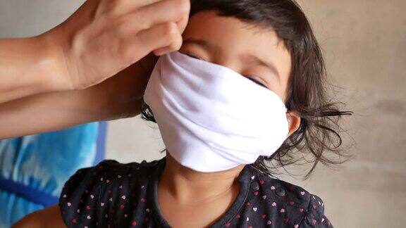 亚洲小女孩戴着防流感和病毒的口罩