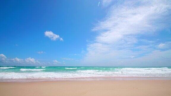 4K美丽的热带海滩蓝天白云热带海滩与海浪冲击空海滩安达曼普吉岛海滩泰国
