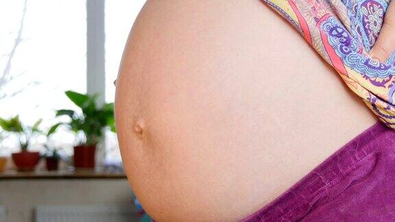 孕妇展示她的肚子