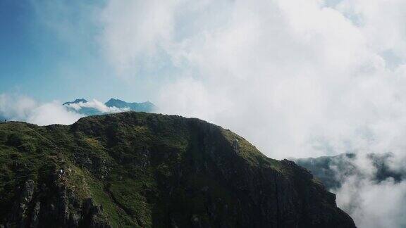 鸟瞰图;无人驾驶飞机在艾布加山脊上移动红杉波利亚纳