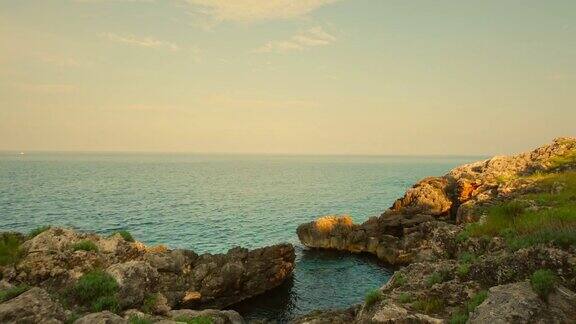 意大利普利亚的岩石海岸