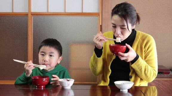 日本母子在日本人的房间里吃麻糬、年糕