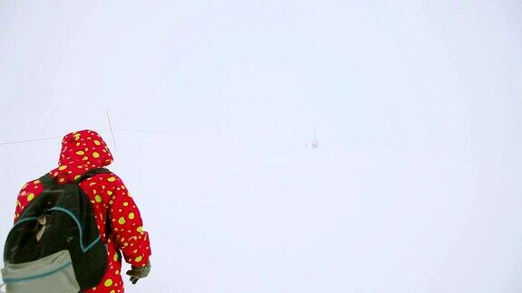 女人走过雪景