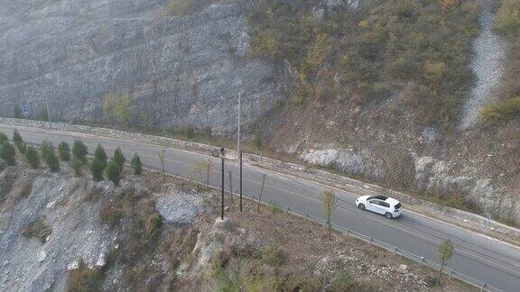 鸟瞰图白色汽车行驶在山间小路上中国