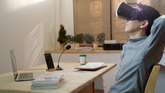 亚洲人使用虚拟现实耳机在家里工作