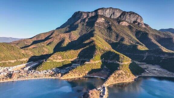 泸沽湖上奇特的岛屿和山峰