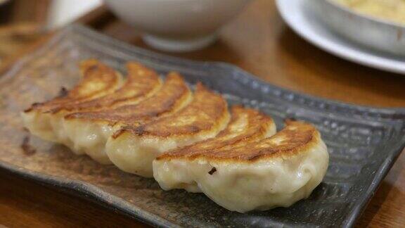 日式饺子是餐厅桌上的一种日本饺子