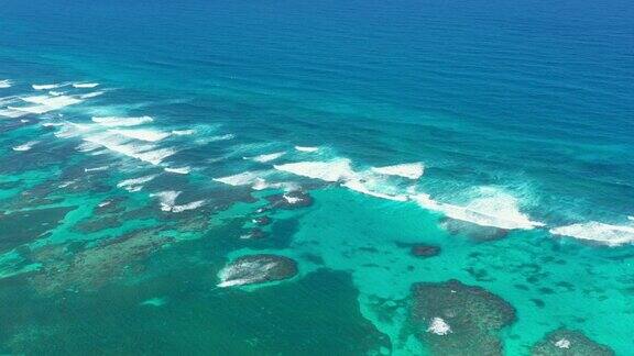 从无人机鸟瞰大西洋与海浪加勒比海自然