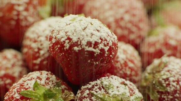 在草莓上撒糖粉