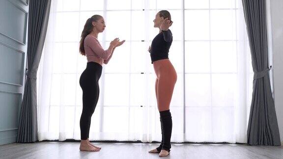 女子在舞蹈工作室与女教练学习芭蕾舞