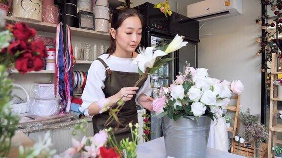拥有花店的亚洲女人花店内准备出售有专业的日本女人花店花店在城市中小的经营理念