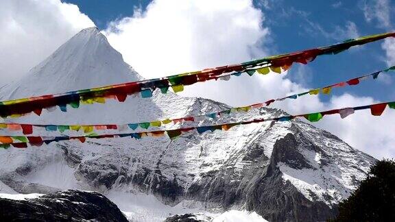 西藏圣经幡旗环绕亚丁