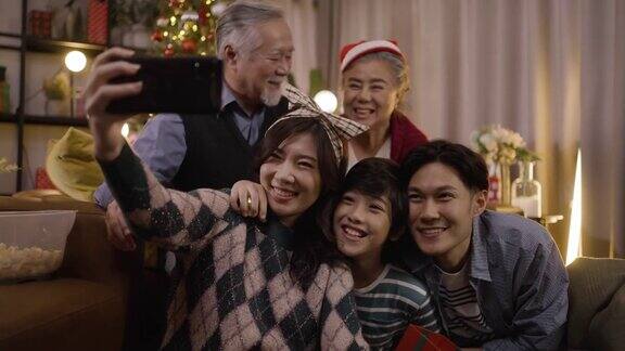 亚洲家庭在自家圣诞树旁自拍家庭假期圣诞节