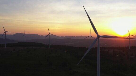 4k鸟瞰图的风力涡轮机在日落风车能源生产-绿色技术可再生能源解决方案