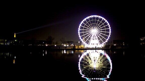 夜景巴黎灯火通明的埃菲尔铁塔摩天轮倒影在水中