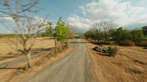 巴厘岛乡间荒凉的土路FPV无人机视图